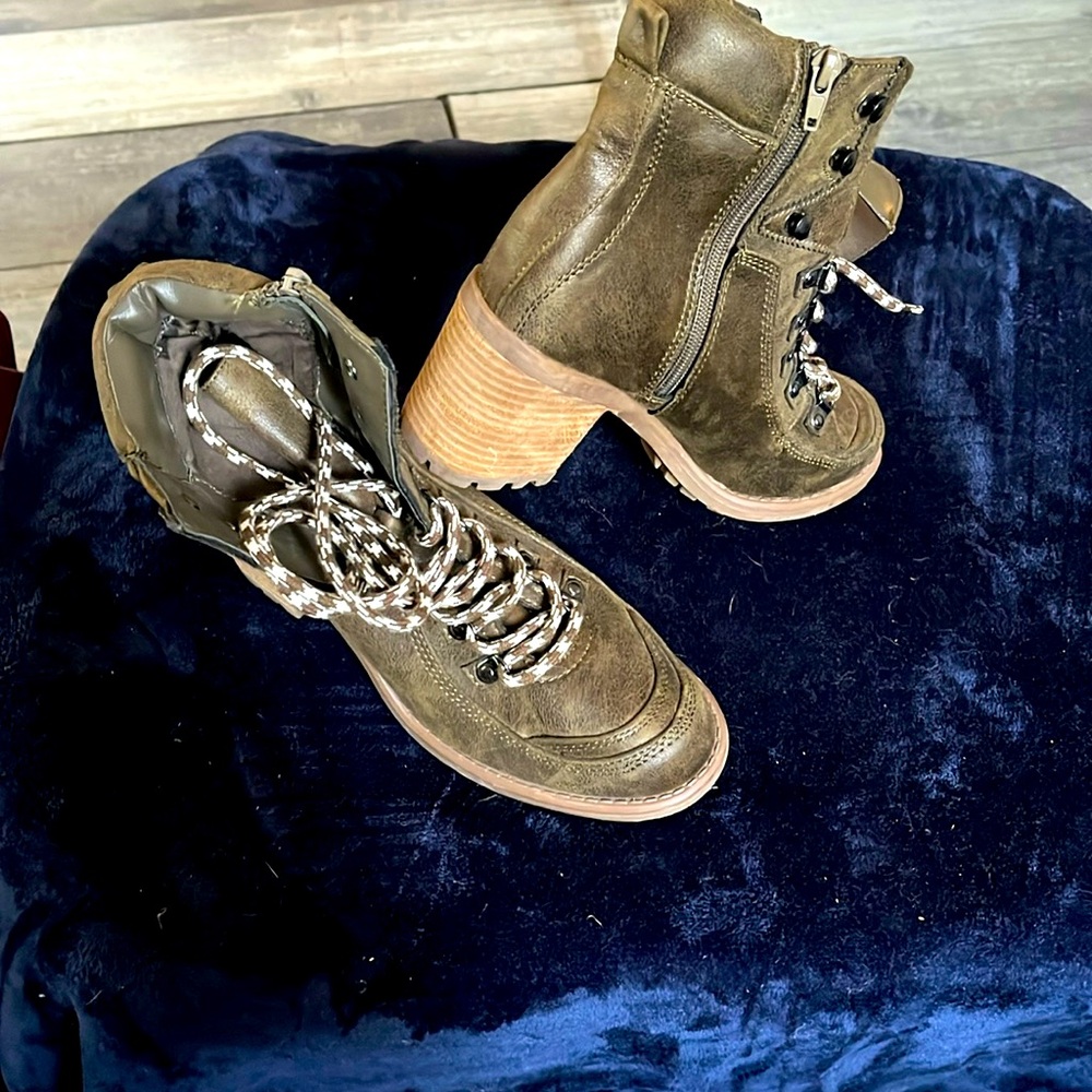 Ladies Carlos by Carlos Santana Army green heeled Hiking boot Size 8.5